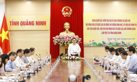Chủ tịch Quốc hội Vương Đình Huệ chủ trì cuộc làm việc với Ban Thường vụ Tỉnh ủy và Ủy ban bầu cử tỉnh Quảng Ninh. Ảnh: TTXVN