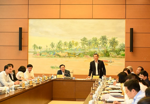 Chủ nhiệm Ủy ban Khoa học, Công nghệ và Môi trường Lê Quang Huy báo cáo với Chủ tịch Quốc hội 