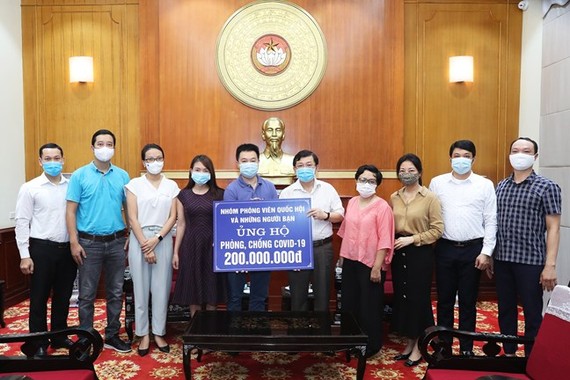 Phó Chủ tịch Ủy ban Trung ương MTTQ  Việt Nam Nguyễn Hữu Dũng tiếp nhận số tiền ủng hộ