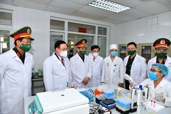 Chủ tịch Quốc hội Vương Đình Huệ trực tiếp kiểm tra công tác nghiên cứu, thử nghiệm lâm sàng tại Học viện Quân y. Ảnh: VIẾT CHUNG  