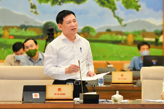 Bộ trưởng Bộ Tài chính Hồ Đức Phớc trình bày Tờ trình tại phiên họp