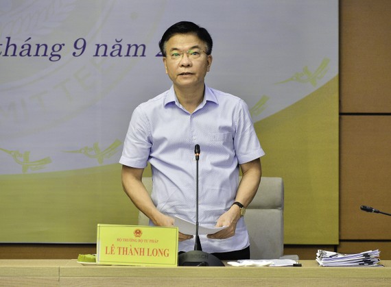 Bộ trưởng Bộ Tư pháp Lê Thành Long báo cáo tại phiên họp