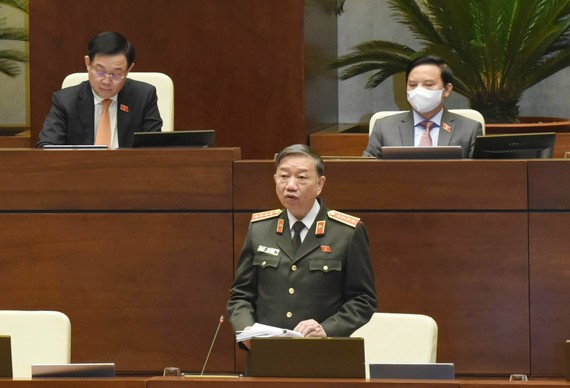 Bộ trưởng Bộ Công an Tô Lâm phát biểu tại phiên họp sáng 26-10 của Quốc hội. Ảnh: QUANG PHÚC 