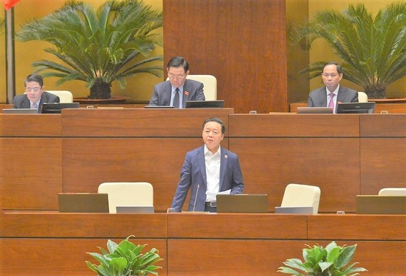 Bộ trưởng TN-MT Trần Hồng Hà giải trình tại phiên thảo luận về dự kiến quy hoạch sử dụng đất quốc gia thời kỳ 2021 - 2030, tầm nhìn đến năm 2050 và kế hoạch sử dụng đất 5 năm (2021 - 2025)