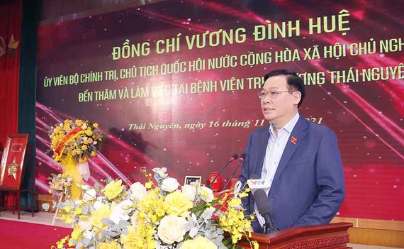 Chủ tịch Quốc hội Vương Đình Huệ phát biểu với tập thể cán bộ, nhân viên Bệnh viện Trung ương Thái Nguyên