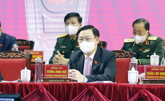 Chủ tịch Quốc hội Vương Đình Huệ, ĐBQH thành phố Hải Phòng, lắng nghe ý kiến cử tri tại cuộc tiếp xúc sáng 17-11