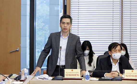 Thứ trưởng Bộ Tài chính Võ Thành Hưng báo cáo tại phiên họp 