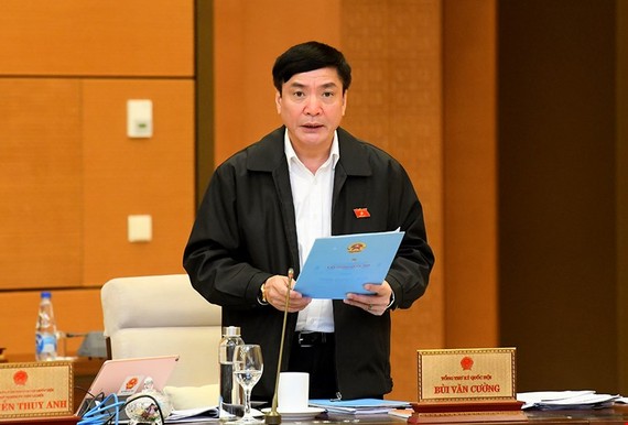 Tổng thư ký, Chủ nhiệm Văn phòng Quốc hội Bùi Văn Cường trình bày báo cáo tại phiên họp của UBTVQH