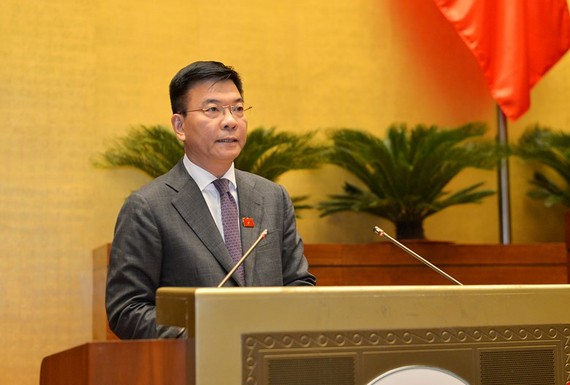 Bộ trưởng Bộ Tư pháp Lê Thành Long trình bày tờ trình. Ảnh: QUANG PHÚC