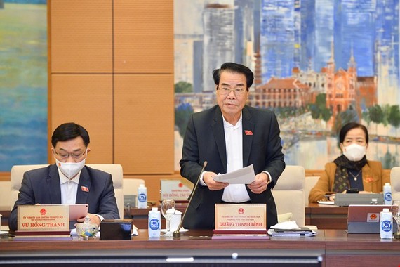 Trưởng Ban Dân nguyện Dương Thanh Bình báo cáo tại phiên họp của UBTVQH chiều 18-1