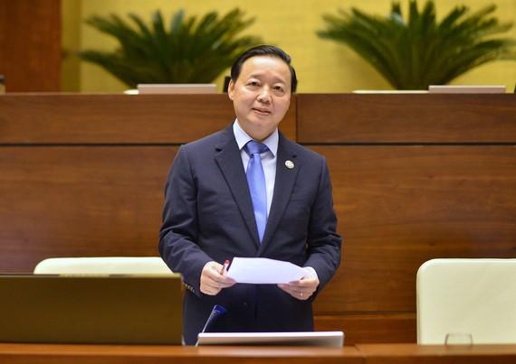 Bộ trưởng Bộ TN-MT Trần Hồng Hà bắt đầu trả lời chất vấn. Ảnh: VIẾT CHUNG 