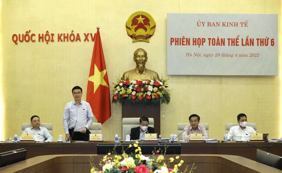 Chủ nhiệm Ủy ban Kinh tế Vũ Hồng Thanh điều hành phiên họp