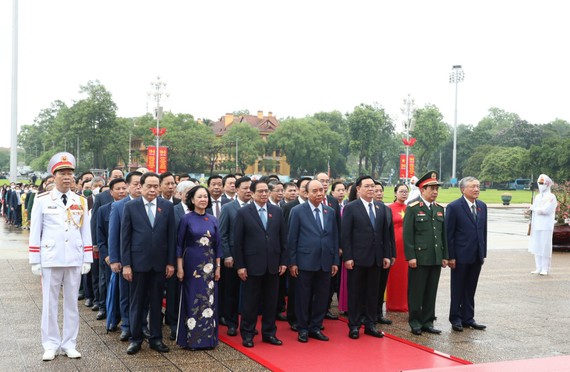 Các đồng chí lãnh đạo Đảng và Nhà nước, Mặt trận Tổ quốc Việt Nam cùng các vị đại biểu Quốc hội đã tới đặt vòng hoa và vào Lăng viếng Chủ tịch Hồ Chí Minh. Ảnh: QUANG PHÚC
