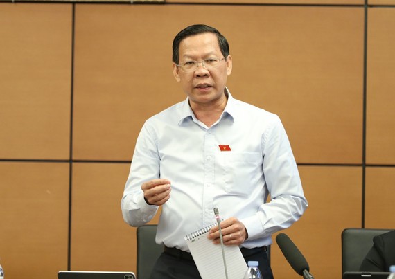 Trưởng đoàn ĐBQH TPHCM, Chủ tịch UBND TPHCM Phan Văn Mãi phát biểu tại phiên họp tổ ĐBQH sáng 25-5. Ảnh: QUANG  PHÚC