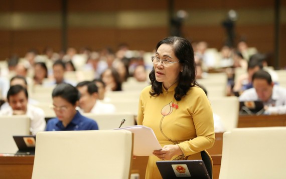 ĐB Nguyễn Thị Lệ, Chủ tịch HĐND TPHCM phát biểu tại hội trường Quốc hội, sáng 30-5-2022. Ảnh: QUANG PHÚC