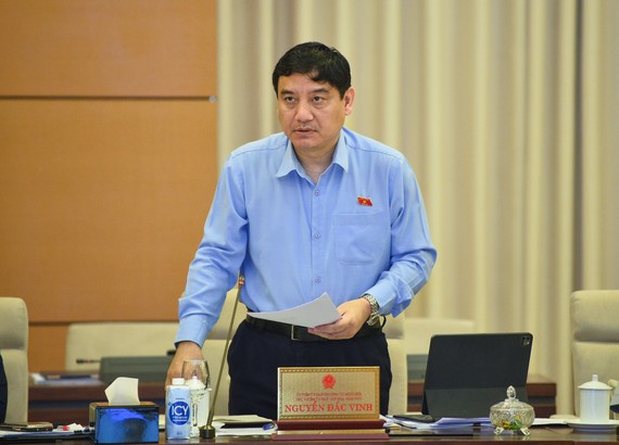 Chủ nhiệm Ủy ban VH-GD Nguyễn Đắc Vinh, Phó trưởng Đoàn thường trực Đoàn giám sát trình bày báo cáo tại phiên họp