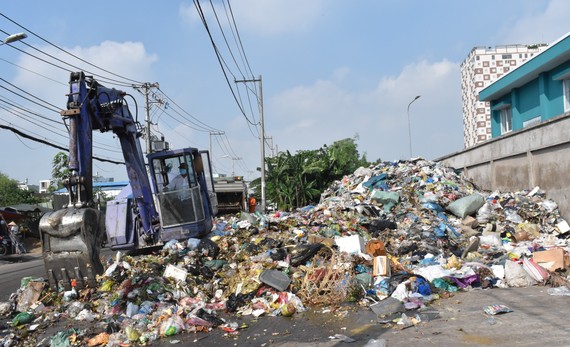 Phương tiện di dời rác từ vỉa hè đường vào trạm ép rác kín Sở Gà, phường Tam Phú, TP.Thủ Đức