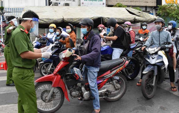 Kiểm soát người dân đi ra vào quận Gò Vấp tại chốt Phan Văn Trị - Phạm Văn Đồng