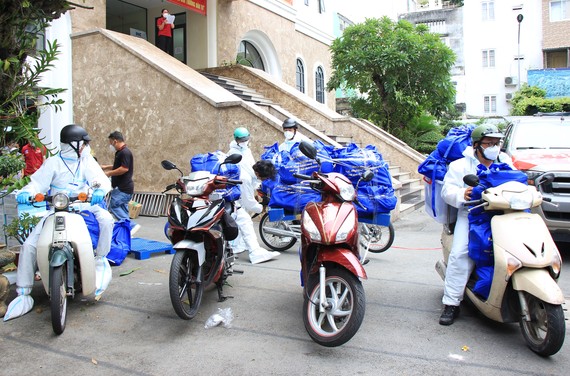 Đội hình SOS Trung tâm An sinh TPHCM vận chuyển hàng hỗ trợ tới cho người dân