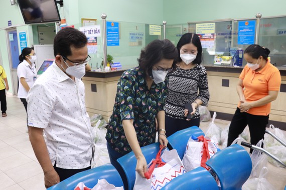 Đồng chí Tô Thị Bích Châu khảo sát các túi an sinh tại Trung tâm an sinh quận Phú Nhuận