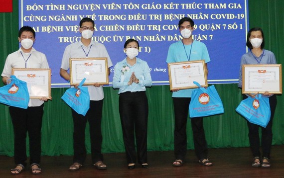 Phó Chủ tịch Ủy ban MTTQ Việt Nam TPHCM Phan Kiều Thanh Hương trao biểu trưng và tặng quà cho các tình nguyện viên