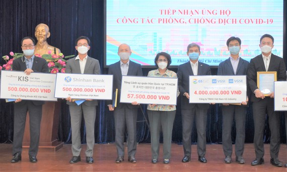 Chủ tịch Ủy ban MTTQ Việt Nam TPHCM Tô Thị Bích Châu tiếp nhận ủng hộ từ Tổng Lãnh sự quán Hàn Quốc tại TPHCM và các doanh nghiệp Hàn Quốc trao tặng. 