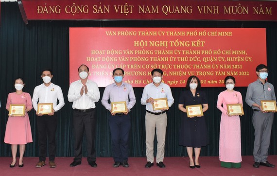 Phó Bí thư Thành ủy TPHCM Nguyễn Hồ Hải trao kỷ niệm chương vì sự nghiệp văn phòng cấp ủy cho các cá nhân