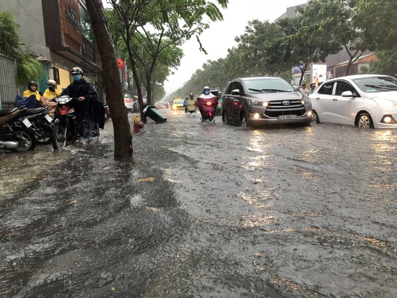 Cơn mưa lớn khiến nhiều tuyến đường vào sân bay Tân Sơn Nhất bị ngập. Ảnh: ĐAN NGUYÊN