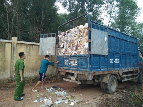 Công an bắt quả tang 7 xe chở hàng chục tấn rác thải ra môi trường