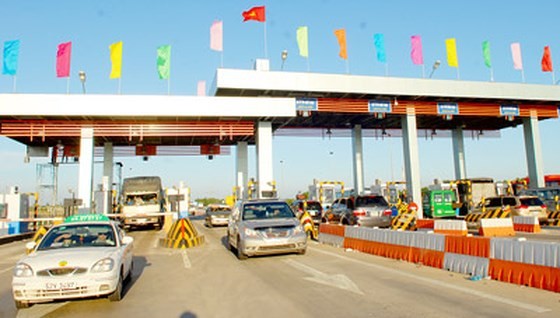 Xe qua trạm thu phí đường cao tốc TPHCM - Trung Lương. Ảnh: KIM NGÂN