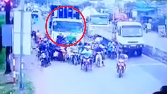 Camera an ninh ghi lại hình ảnh tai nạn thảm khốc do xe container gây ra chiều 2-1-2019. Ảnh cắt từ clip