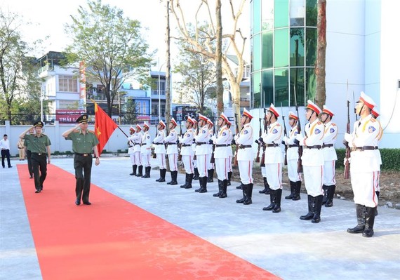 Bộ trưởng Tô Lâm duyệt đội danh dự của Công an tỉnh Đồng Nai.