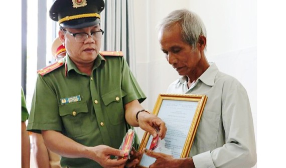 Thượng tá Huỳnh Tấn Lê trao quyết định thăng cấp bậc hàm trước niên hạn cho gia đình Thượng úy Nguyễn Phạm Thành Nhân