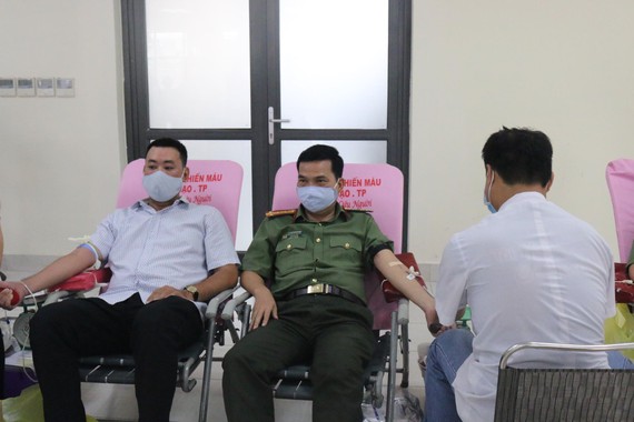Đại tá Nguyễn Sỹ Quang, Phó Giám đốc Công an TPHCM tham gia hiến máu tình nguyện tại trụ sở Công an TPHCM