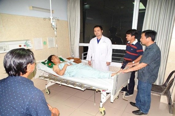 Thượng úy Linh đang được điều trị tại bệnh viện. Ảnh: CA