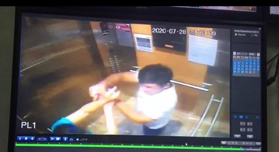 Hình ảnh cắt từ clip camera của thang máy chung cư 