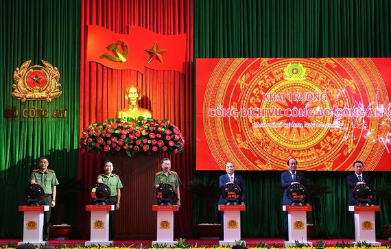 Thủ tướng Chính phủ Nguyễn Xuân Phúc; Bộ trưởng Tô Lâm cùng các đại biểu ấn nút khai trương Cổng dịch vụ công Bộ Công an