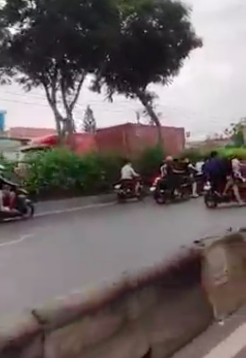 Hàng trăm “quái xế” lại chặn quốc lộ 22, huyện Hóc Môn để đua xe