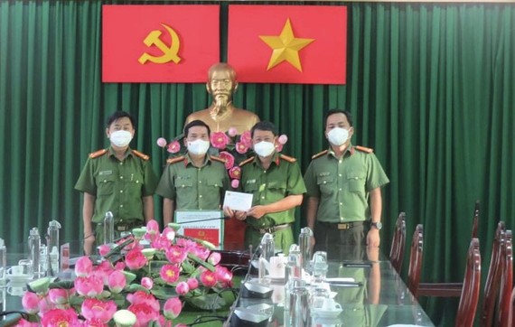  Đoàn công tác của Công an TPHCM do Đại tá Nguyễn Sỹ Quang, Phó Giám đốc Công an TPHCM làm Trưởng đoàn đã tới kiểm tra, thăm hỏi các bộ chiến sĩ của Công an huyện Bình Chánh