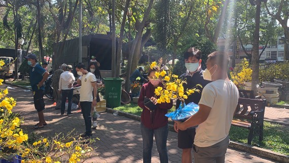 Người dân đổ xô mua hoa ngày 29 Tết ở TPHCM. Ảnh: CHÍ THẠCH 