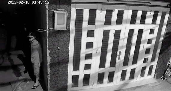 Hình ảnh camera an ninh ghi nhận đối tượng thực hiện vụ trộm