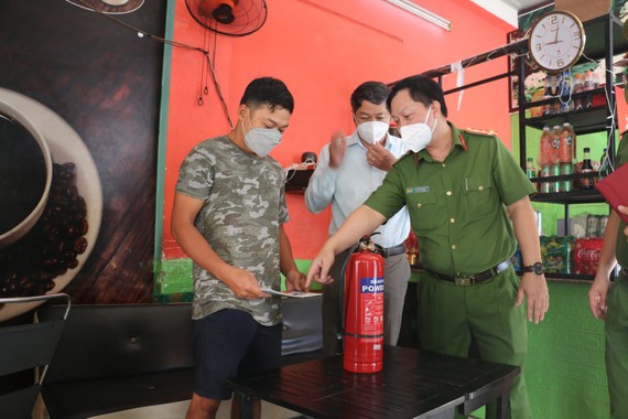  Đại tá Huỳnh Quang Tâm, Trưởng Phòng Cảnh sát PCCC-CNCH (PC07), Công an TPHCM hướng dẫn người dân sử dụng bình chữa cháy ở TPHCM. Ảnh: C.T