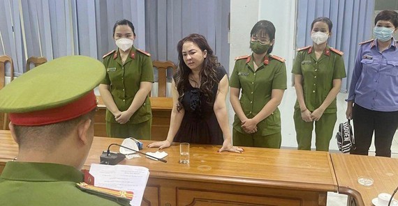 Cơ quan chức năng đọc lệnh bắt bà Nguyễn Phương Hằng trong tối 24-3