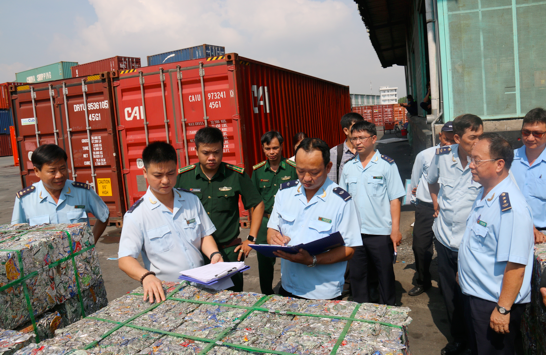 Lực lượng kiểm tra các container