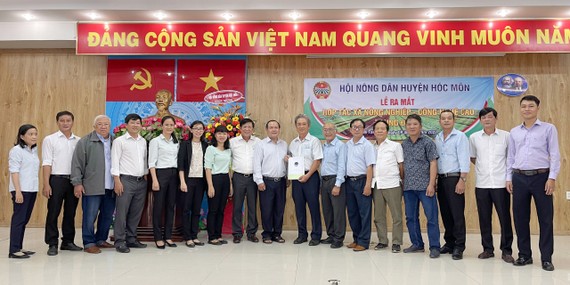 Lãnh đạo huyện Hóc Môn trao Quyết định thành lập và chụp hình lưu niệm với thành viên HTX