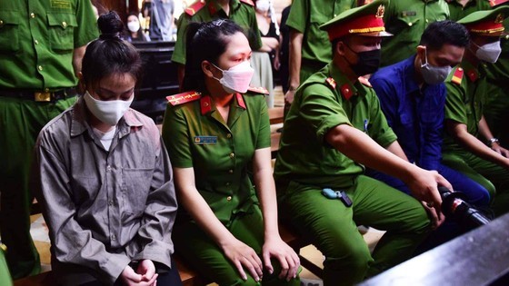 Bị cáo Nguyễn Võ Quỳnh Trang và Nguyễn Kim Trung Thái tại phiên tòa sáng 21-7. Ảnh: DŨNG PHƯƠNG