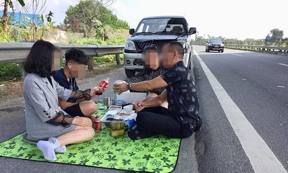 Cảnh dừng xe ăn uống trên cao tốc Nội Bài - Lào Cai ngày 6-2-2019 và được livestream trên mạng xã hội. Ảnh cắt từ clip