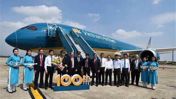 Phó thủ tướng Trương Hòa Bình chúc mừng chiếc máy bay thứ 100 của Vietnam Airlines