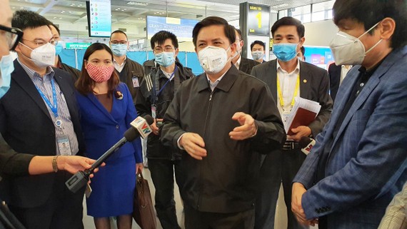 Bộ trưởng Bộ Giao thông - Vận tải Nguyễn Văn Thể kiểm tra công tác phòng dịch tại sân bay Nội Bài