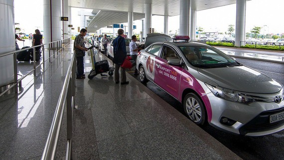 Dừng taxi giải toả hành khách tại sân bay Nội Bài